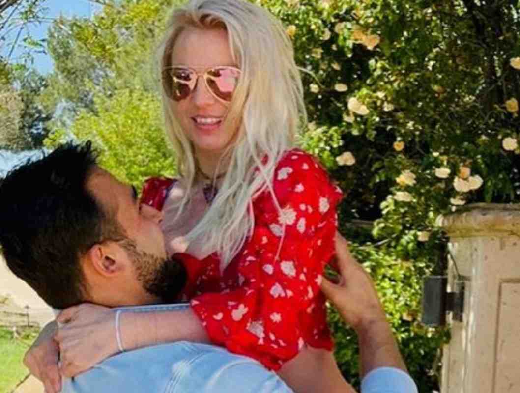 Hermanastro de Elvis Presley se disculpa por comentarios despectivos,Hermana de Miley Cyrus se compromete con diseñador