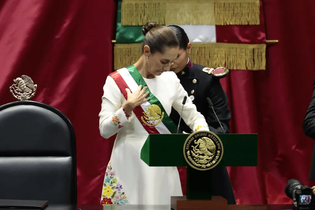 Claudia Sheinbaum asume como la primera mujer presidenta de México